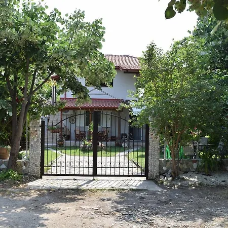 Villa Garden's Leptokariá